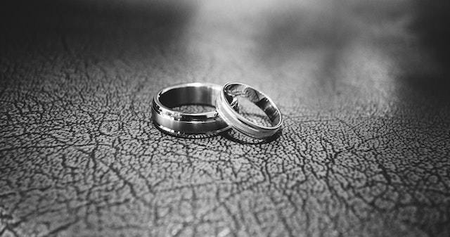 Apakah Ada Kepercayaan atau Mitos Terkait dengan Cincin Kawin? 