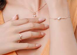 Menggoda Elegansi: Panduan Memilih Perhiasan dengan Harga Terjangkau di Bawah 15 Juta 